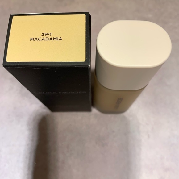 Real Flawless Weightless Perfecting Foundation 2W1 Macadamia Laura Mercier 1oz. - Picture 3 of 6